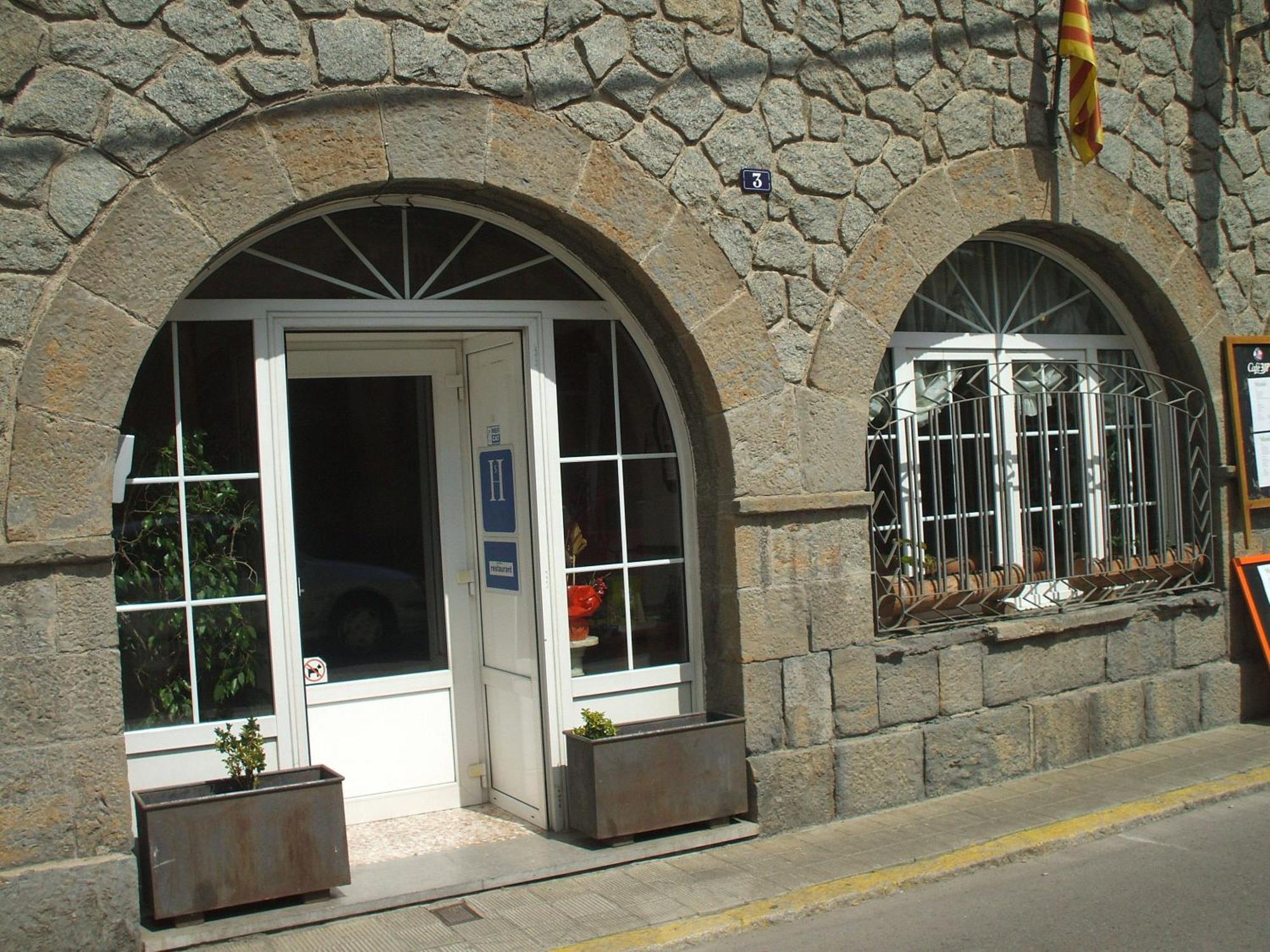 Hostal Porta De Nuria Рибес де Фресер Екстериор снимка